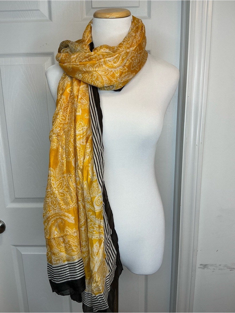 2050 - Antibes Blanc 100% Silk Paisley Scarf - Picture 3 of 6